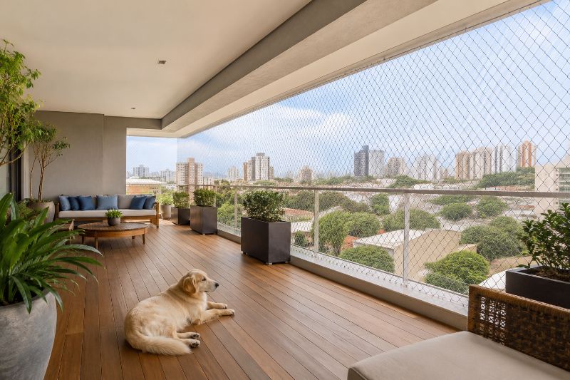 Cobertura segura para pets com rede de proteção instalada