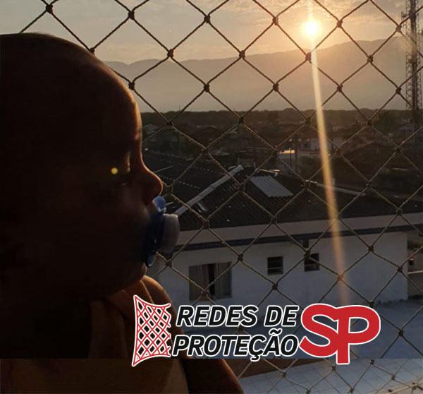 Rede de proteção instalada em sacada de apartamento em São Paulo