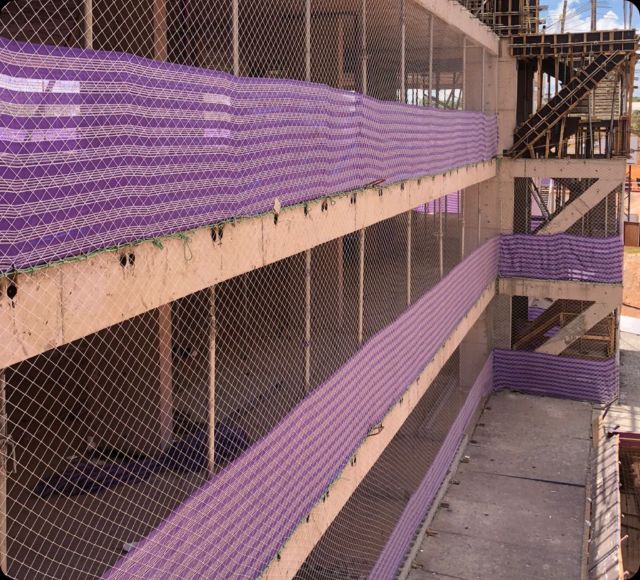 Rede de proteção piso a piso instalada no perímetro de edifício em construção